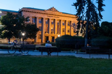 RUSE, BULGARIA - 15 Ağustos 2021: Bulgaristan 'ın Ruse kentinin merkezindeki Özgürlük Meydanı' nın günbatımı