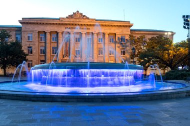 RUSE, BULGARIA - 15 Ağustos 2021: Bulgaristan 'ın Ruse kentinin merkezindeki Özgürlük Meydanı' nın günbatımı