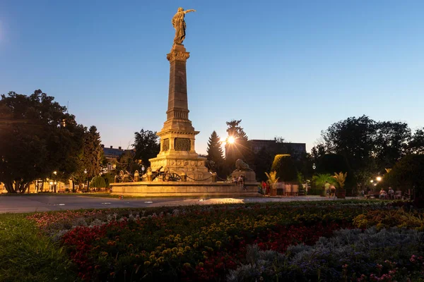 RUSE, BULGARIA - 15 Ağustos 2021: Bulgaristan 'ın Ruse kentinin merkezindeki Özgürlük Meydanı' nın günbatımı