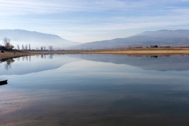 Drenov Dol rezervuarı, Kyustendil bölgesi, Bulgaristan 'ın muhteşem manzarası