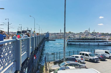 İSTANBUL, TURKEY - 26 Temmuz 2019: Galata Köprüsü ve Altın Boynuz 'dan İstanbul, Türkiye' ye panoramik manzara