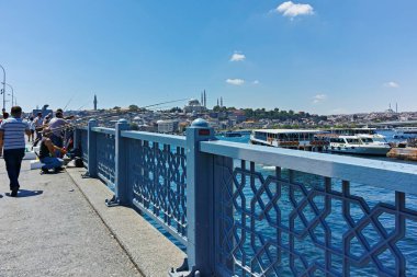 İSTANBUL, TURKEY - 26 Temmuz 2019: Galata Köprüsü ve Altın Boynuz 'dan İstanbul, Türkiye' ye panoramik manzara