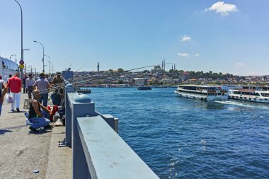 İSTANBUL, TURKEY - 26 Temmuz 2019: Galata Köprüsü ve Altın Boynuz 'dan İstanbul, Türkiye' ye panoramik manzara