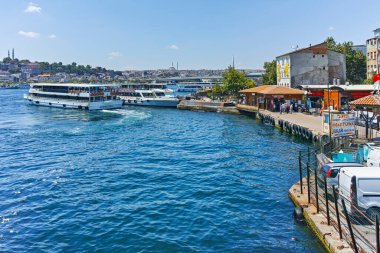 İSTANBUL, TURKEY - 26 Temmuz 2019: Galata Köprüsü ve Altın Boynuz 'dan İstanbul, Türkiye' ye panoramik manzara