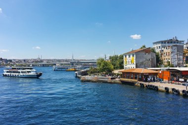 İSTANBUL, TURKEY - 26 Temmuz 2019: Galata Köprüsü ve Altın Boynuz 'dan İstanbul, Türkiye' ye panoramik manzara