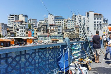 İSTANBUL, TURKEY - 26 Temmuz 2019: Galata Köprüsü ve Altın Boynuz 'dan İstanbul, Türkiye' ye panoramik manzara