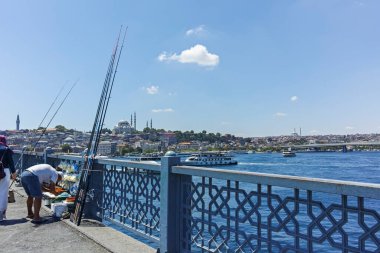 İSTANBUL, TURKEY - 26 Temmuz 2019: Galata Köprüsü ve Altın Boynuz 'dan İstanbul, Türkiye' ye panoramik manzara