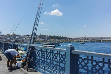 İSTANBUL, TURKEY - 26 Temmuz 2019: Galata Köprüsü ve Altın Boynuz 'dan İstanbul, Türkiye' ye panoramik manzara