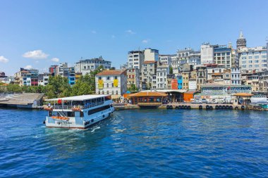 İSTANBUL, TURKEY - 26 Temmuz 2019: Galata Köprüsü ve Altın Boynuz 'dan İstanbul, Türkiye' ye panoramik manzara