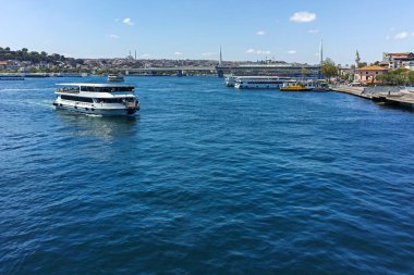 İSTANBUL, TURKEY - 26 Temmuz 2019: Galata Köprüsü ve Altın Boynuz 'dan İstanbul, Türkiye' ye panoramik manzara