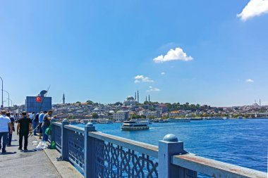 İSTANBUL, TURKEY - 26 Temmuz 2019: Galata Köprüsü ve Altın Boynuz 'dan İstanbul, Türkiye' ye panoramik manzara