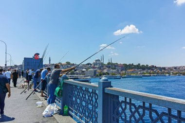 İSTANBUL, TURKEY - 26 Temmuz 2019: Galata Köprüsü ve Altın Boynuz 'dan İstanbul, Türkiye' ye panoramik manzara