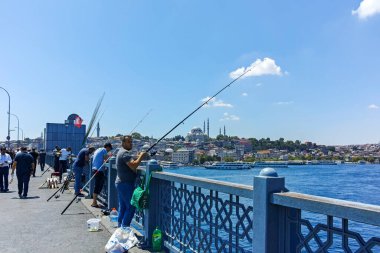 İSTANBUL, TURKEY - 26 Temmuz 2019: Galata Köprüsü ve Altın Boynuz 'dan İstanbul, Türkiye' ye panoramik manzara