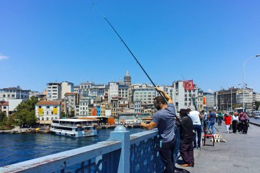 İSTANBUL, TURKEY - 26 Temmuz 2019: Galata Köprüsü ve Altın Boynuz 'dan İstanbul, Türkiye' ye panoramik manzara