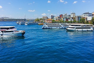İSTANBUL, TURKEY - 26 Temmuz 2019: Galata Köprüsü ve Altın Boynuz 'dan İstanbul, Türkiye' ye panoramik manzara
