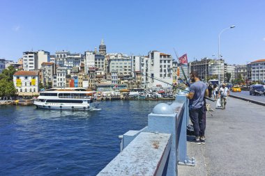İSTANBUL, TURKEY - 26 Temmuz 2019: Galata Köprüsü ve Altın Boynuz 'dan İstanbul, Türkiye' ye panoramik manzara