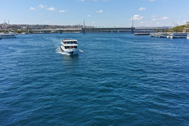 İSTANBUL, TURKEY - 26 Temmuz 2019: Galata Köprüsü ve Altın Boynuz 'dan İstanbul, Türkiye' ye panoramik manzara