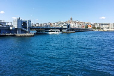 İSTANBUL, TURKEY - 26 Temmuz 2019: Galata Köprüsü ve Altın Boynuz 'dan İstanbul, Türkiye' ye panoramik manzara
