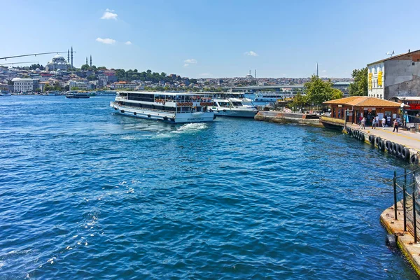 İSTANBUL, TURKEY - 26 Temmuz 2019: Galata Köprüsü ve Altın Boynuz 'dan İstanbul, Türkiye' ye panoramik manzara
