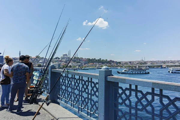 İSTANBUL, TURKEY - 26 Temmuz 2019: Galata Köprüsü ve Altın Boynuz 'dan İstanbul, Türkiye' ye panoramik manzara