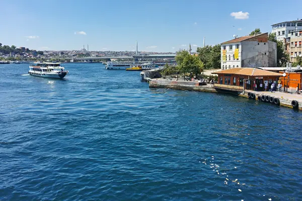 İSTANBUL, TURKEY - 26 Temmuz 2019: Galata Köprüsü ve Altın Boynuz 'dan İstanbul, Türkiye' ye panoramik manzara