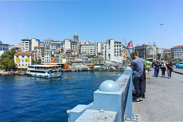 İSTANBUL, TURKEY - 26 Temmuz 2019: Galata Köprüsü ve Altın Boynuz 'dan İstanbul, Türkiye' ye panoramik manzara