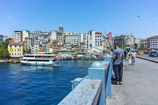 İSTANBUL, TURKEY - 26 Temmuz 2019: Galata Köprüsü ve Altın Boynuz 'dan İstanbul, Türkiye' ye panoramik manzara