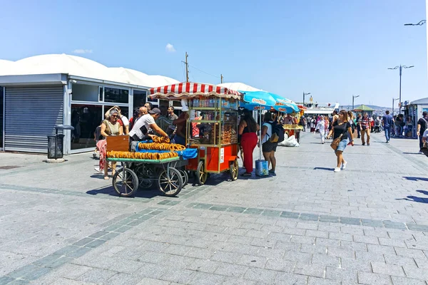 İSTANBUL, TURKEY - 26 Temmuz 2019: Galata Köprüsü ve Altın Boynuz 'dan İstanbul, Türkiye' ye panoramik manzara