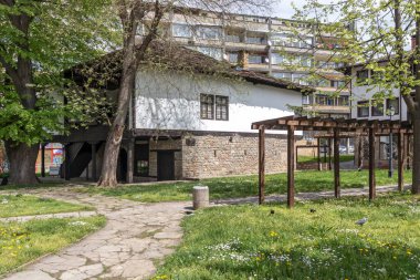 GABROVO, BULGARIA - 1 Mayıs 2021: Bulgaristan 'ın Gabrovo kentinin merkezindeki tipik sokak