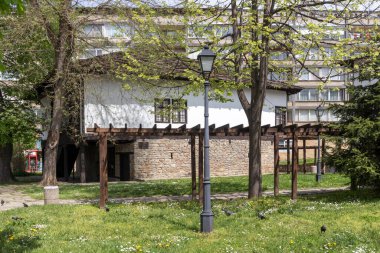 GABROVO, BULGARIA - 1 Mayıs 2021: Bulgaristan 'ın Gabrovo kentinin merkezindeki tipik sokak