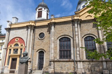 GABROVO, BULGARIA - 1 Mayıs 2021: Bulgaristan 'ın Gabrovo kentindeki Ortodoks Kutsal Üçleme Kilisesi