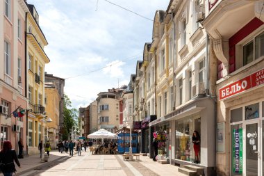 GABROVO, BULGARIA - 1 Mayıs 2021: Bulgaristan 'ın Gabrovo kentinin merkezindeki tipik sokak