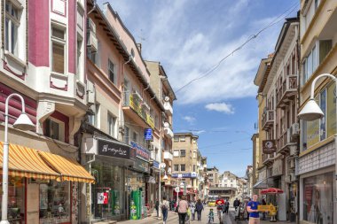 GABROVO, BULGARIA - 1 Mayıs 2021: Bulgaristan 'ın Gabrovo kentinin merkezindeki tipik sokak