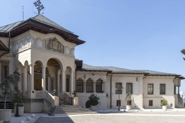 BUCHAREST, ROMANIA - 16 Ağustos 2021: Romanya 'nın Bükreş kentindeki Patrikhane ve Aziz Konstantin Katedrali ve Helena