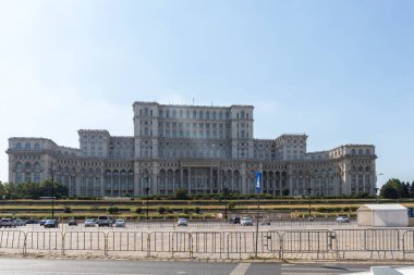 BUCHAREST, ROMANIA - 16 Ağustos 2021: Romanya 'nın Bükreş kentinin merkezindeki Parlamento Sarayı