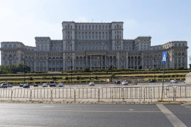 BUCHAREST, ROMANIA - 16 Ağustos 2021: Romanya 'nın Bükreş kentinin merkezindeki Parlamento Sarayı