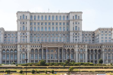 BUCHAREST, ROMANIA - 16 Ağustos 2021: Romanya 'nın Bükreş kentinin merkezindeki Parlamento Sarayı