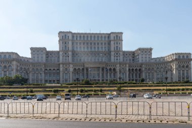 BUCHAREST, ROMANIA - 16 Ağustos 2021: Romanya 'nın Bükreş kentinin merkezindeki Parlamento Sarayı