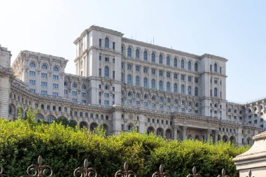 BUCHAREST, ROMANIA - 16 Ağustos 2021: Romanya 'nın Bükreş kentinin merkezindeki Parlamento Sarayı