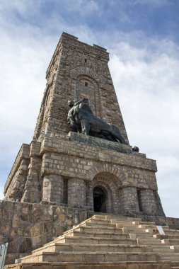 SHIPKA, BULGARIA - 3 Mayıs 2021: St. Nicholas zirvesinde Özgürlük Anıtı, Stara Planina (Balkan) Dağı, Bulgaristan