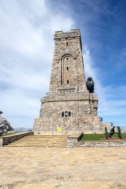 SHIPKA, BULGARIA - 3 Mayıs 2021: St. Nicholas zirvesinde Özgürlük Anıtı, Stara Planina (Balkan) Dağı, Bulgaristan