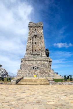 SHIPKA, BULGARIA - 3 Mayıs 2021: St. Nicholas zirvesinde Özgürlük Anıtı, Stara Planina (Balkan) Dağı, Bulgaristan