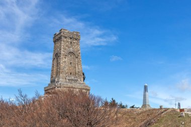 SHIPKA, BULGARIA - 3 Mayıs 2021: St. Nicholas zirvesinde Özgürlük Anıtı, Stara Planina (Balkan) Dağı, Bulgaristan