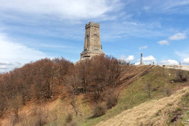 SHIPKA, BULGARIA - 3 Mayıs 2021: St. Nicholas zirvesinde Özgürlük Anıtı, Stara Planina (Balkan) Dağı, Bulgaristan
