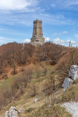 SHIPKA, BULGARIA - 3 Mayıs 2021: St. Nicholas zirvesinde Özgürlük Anıtı, Stara Planina (Balkan) Dağı, Bulgaristan