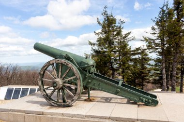 SHIPKA, BULGARIA - 3 Mayıs 2021: St. Nicholas zirvesinde Özgürlük Anıtı, Stara Planina (Balkan) Dağı, Bulgaristan