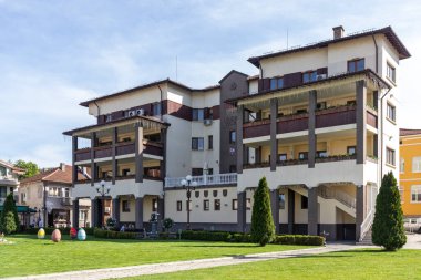 TRYAVNA, BULGARIA - 3 Mayıs 2021: Bulgaristan 'ın Gabrovo bölgesindeki Tryavna kasabasının merkezindeki tipik sokak