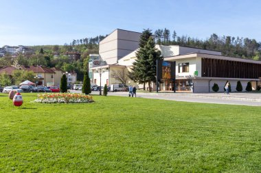 TRYAVNA, BULGARIA - 3 Mayıs 2021: Bulgaristan 'ın Gabrovo bölgesindeki Tryavna kasabasının merkezindeki tipik sokak