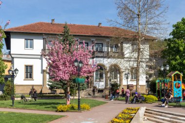 TRYAVNA, BULGARIA - 3 Mayıs 2021: Bulgaristan 'ın Gabrovo bölgesindeki Tryavna kasabasının merkezindeki tipik sokak