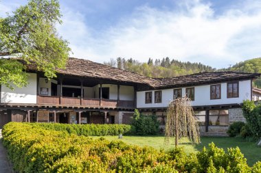 TRYAVNA, BULGARIA - 3 Mayıs 2021: Bulgaristan 'ın Gabrovo bölgesindeki Tryavna kasabasının merkezindeki tipik sokak